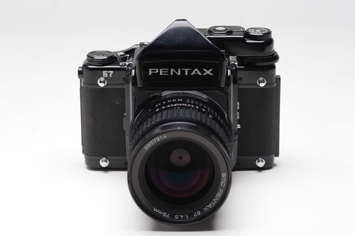 中判カメラPENTAX67とレンズの高級感あふれるクラシックデザイン