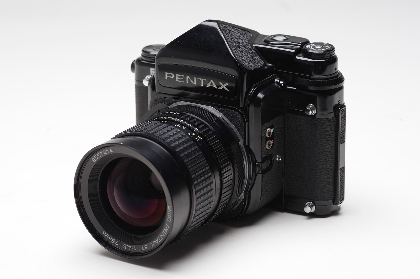 黒いボディの通称「バケペン」PENTAX 67中判一眼レフカメラ