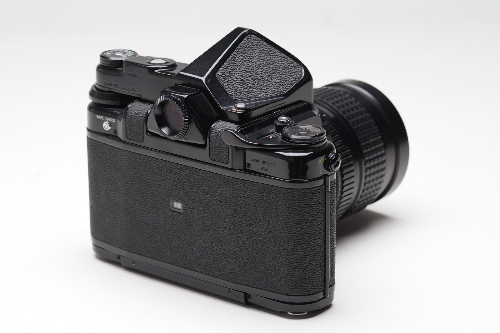 黒いPENTAX67（バケペン）中判一眼レフカメラの背面斜め後ろからのアングル