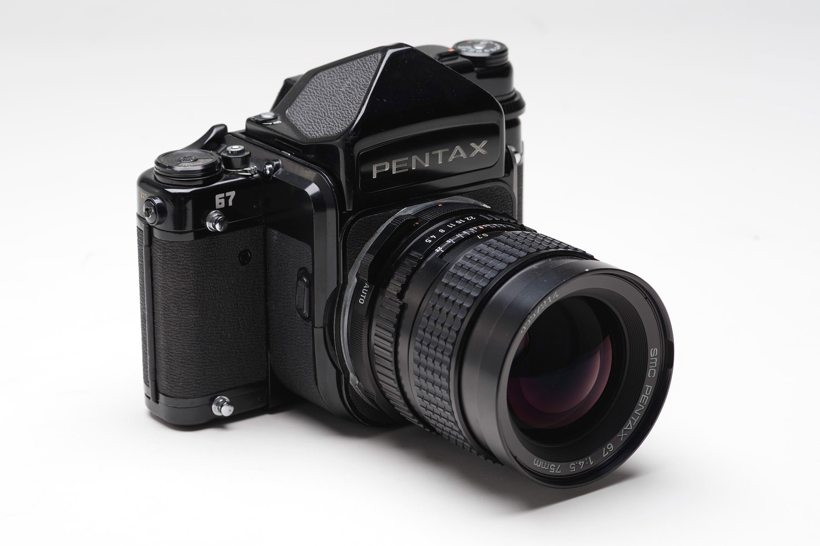 白い背景に置かれた黒いPENTAX67中判フィルムカメラ