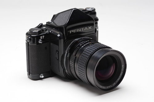 白い背景に置かれた黒いボディのPENTAX67中判フィルムカメラ