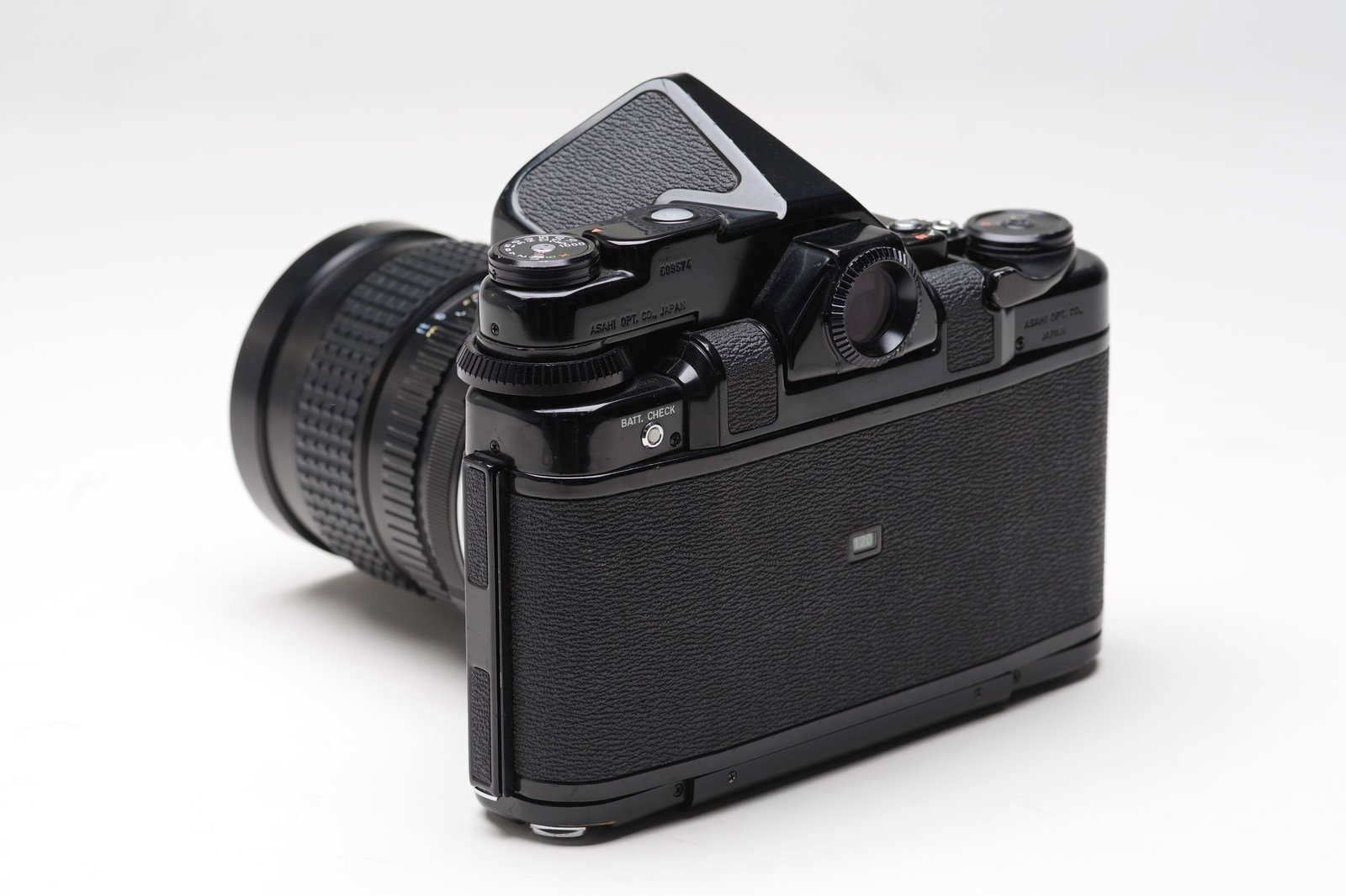 白背景に置かれた黒いPENTAX67中判フィルムカメラの背面