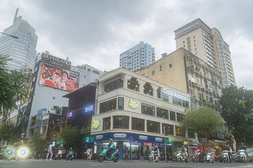 バイクが行き交うホーチミンシティの繁華街交差点