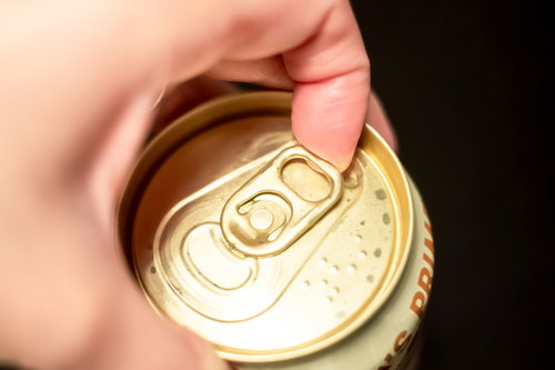 缶ビールのSOT（ステイオンタブ）に指をかける瞬間