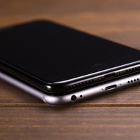 イヤホンジャックの有無でこれほど差が出る漆黒のスマートフォンの写真