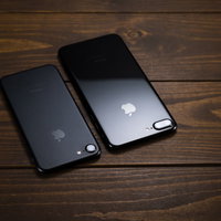 マットとグロス仕上げで光の反射が異なるアイフォンボディの比較の写真