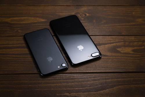 マットとグロス仕上げで光の反射が異なるアイフォンボディの比較