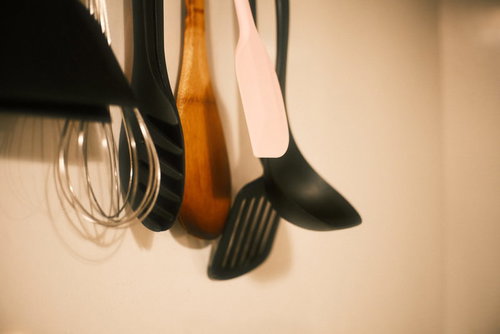 キッチンの壁に吊るしたヘラとお玉の調理器具
