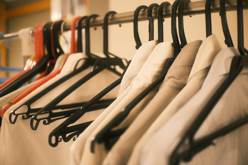 クローゼットに並ぶ色とりどりのハンガーと衣類の整理整頓