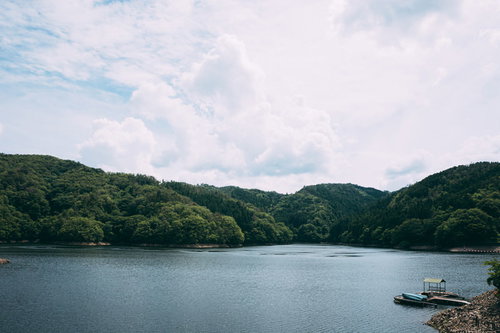 ダムの湖面と入道雲（羽生ダム）