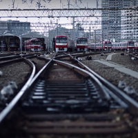 検車場に停車する京急線の車両と線路の写真