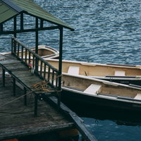 桟橋に止まるボートの写真