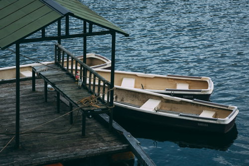 桟橋に止まるボート