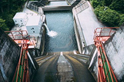 のぞき込んだ羽生ダムの上からの眺め