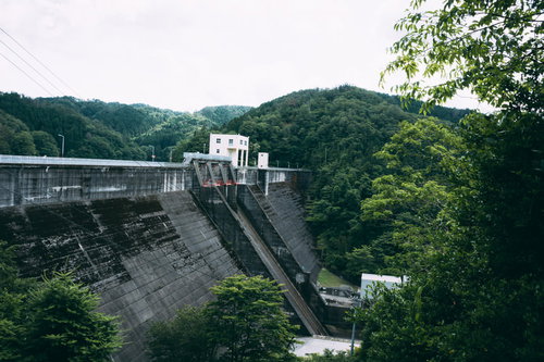 山に佇むコンクリートの壁（羽生ダム）