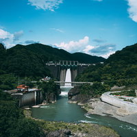 遠景に見る丸山ダム（岐阜県）の写真