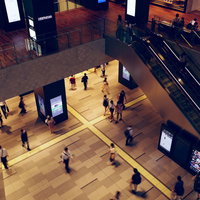 NEWoMan横浜駅ビルから往来する人々を眺めるの写真
