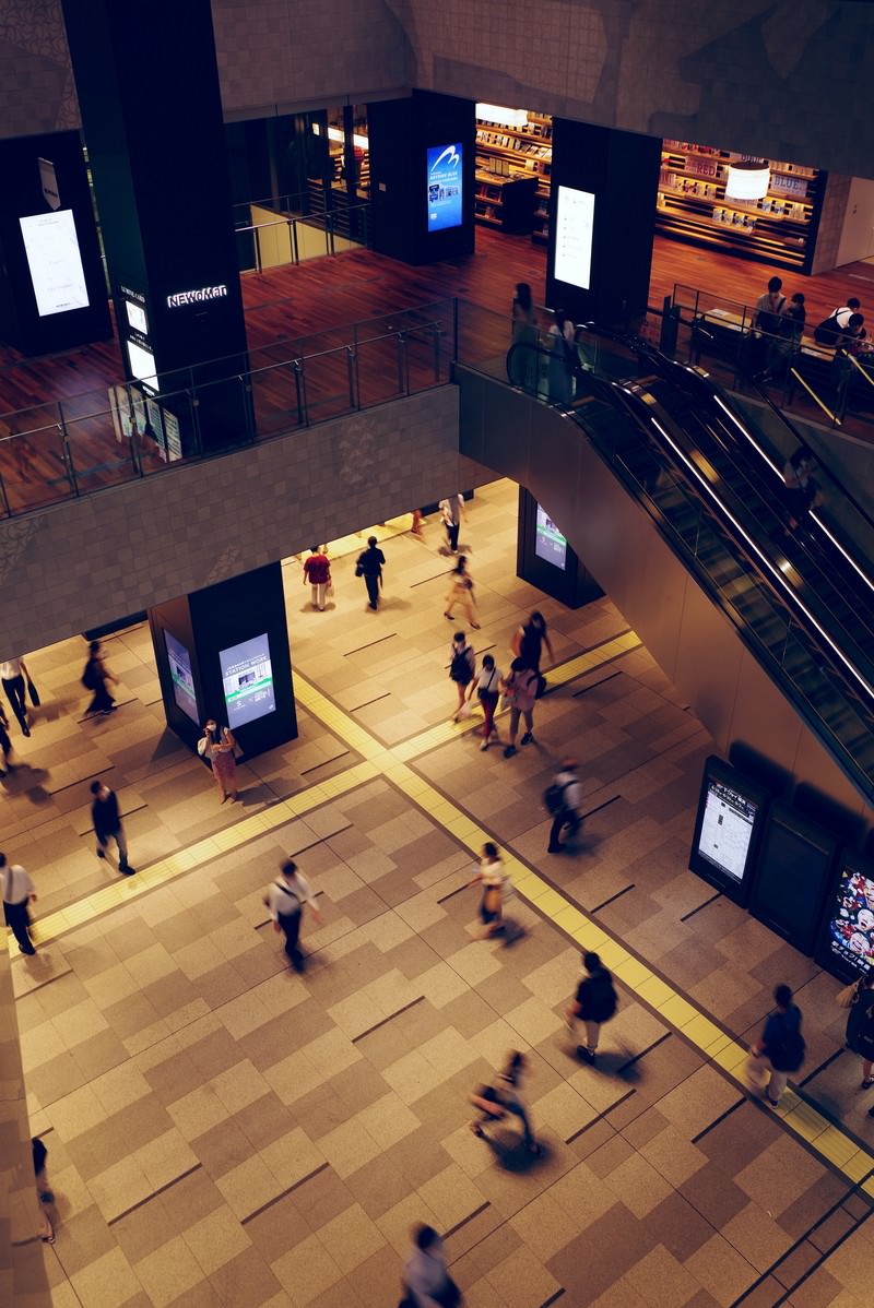 横浜駅ビル内の上階から見下ろした往来する人々の様子
