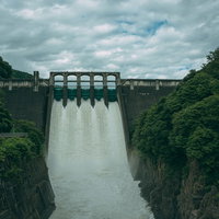 勢いよく放流中の丸山ダム（岐阜県）の写真