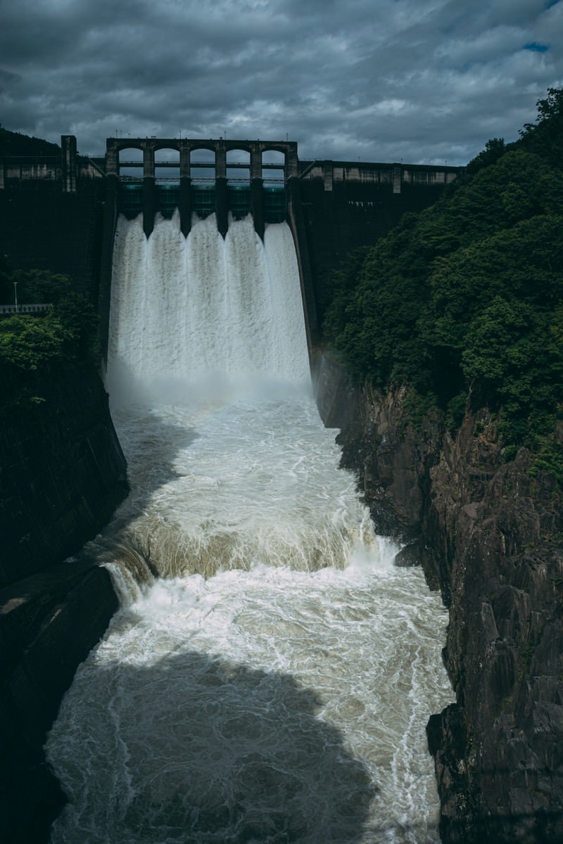岐阜県の丸山ダムから大量の水が勢いよく放流される様子