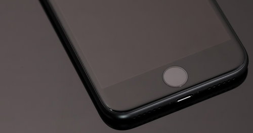 黒いスマートフォンの感圧タッチホームボタン