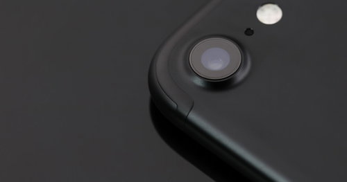 突起したスマートフォンのアウトカメラ