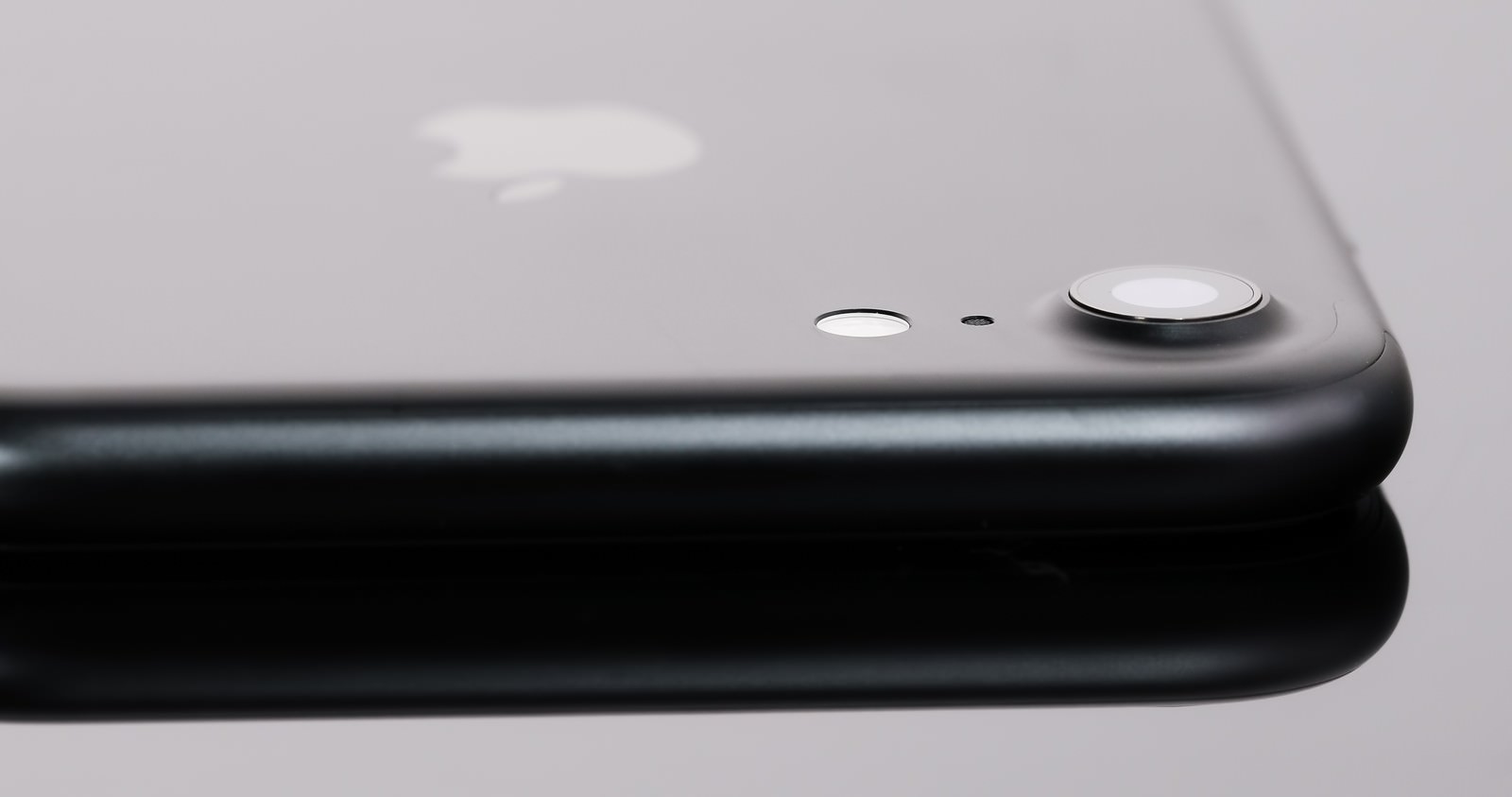 スマートフォン背面のカメラレンズを斜め上から撮影