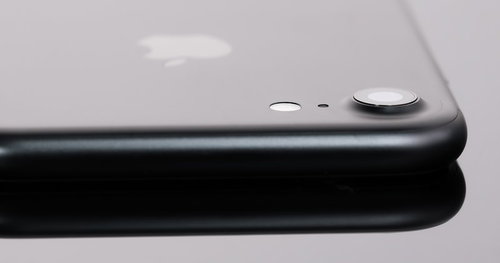 マットな仕上がりのスマートフォンのカメラレンズ