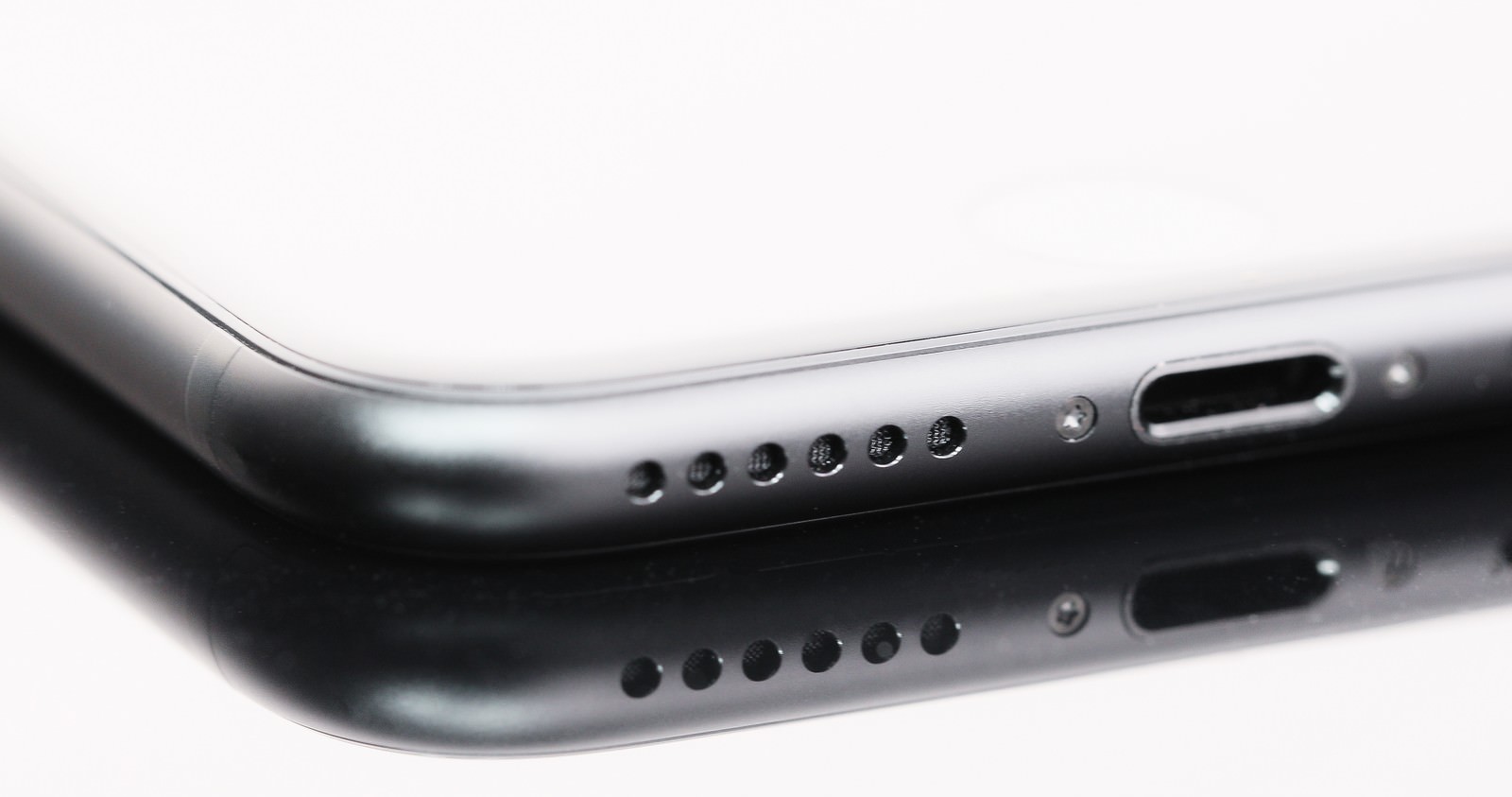 ヘッドホン端子なしiPhoneの底面クローズアップ