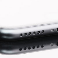 ヘッドホン端子が廃止された最新スマートフォンのLightningポートの写真