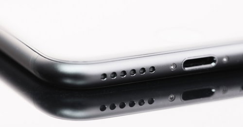 ヘッドホン端子が廃止された最新スマートフォンのLightningポート