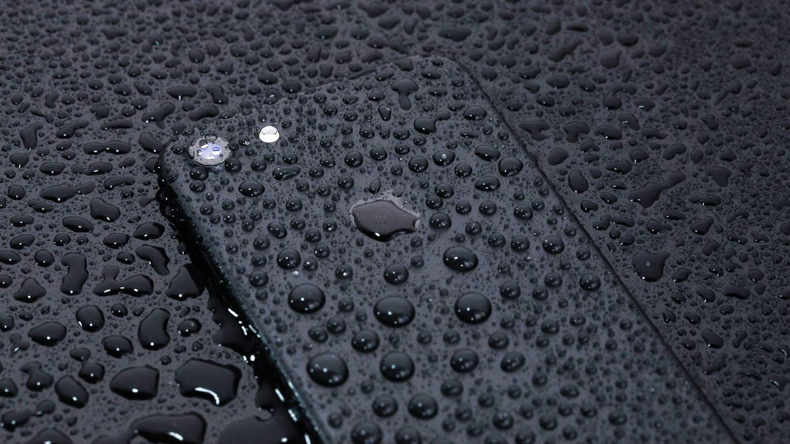 水滴に覆われた黒いiPhone2台