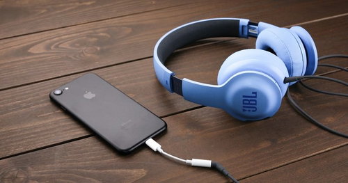 ヘッドフォン端子の廃止に伴い35mmヘッドフォンジャックアダプタを使用するiPhone