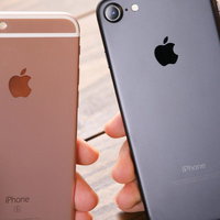 新旧のスマホを見比べるiPhoneの写真