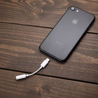 新しいヘッドフォンジャックアダプタとiPhoneの写真