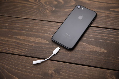 新しいヘッドフォンジャックアダプタとiPhone