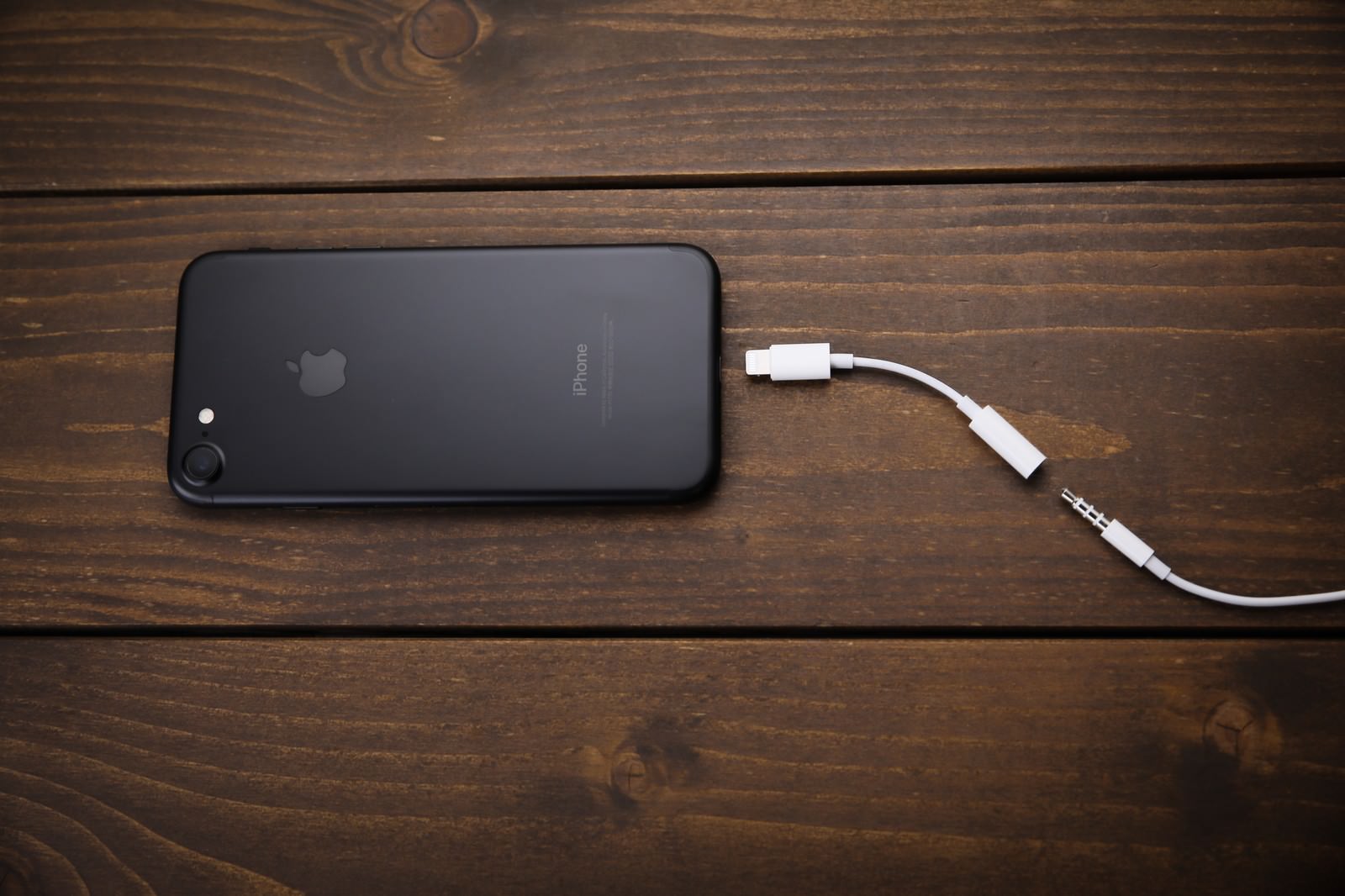 黒いiPhoneにヘッドフォン変換アダプタを接続