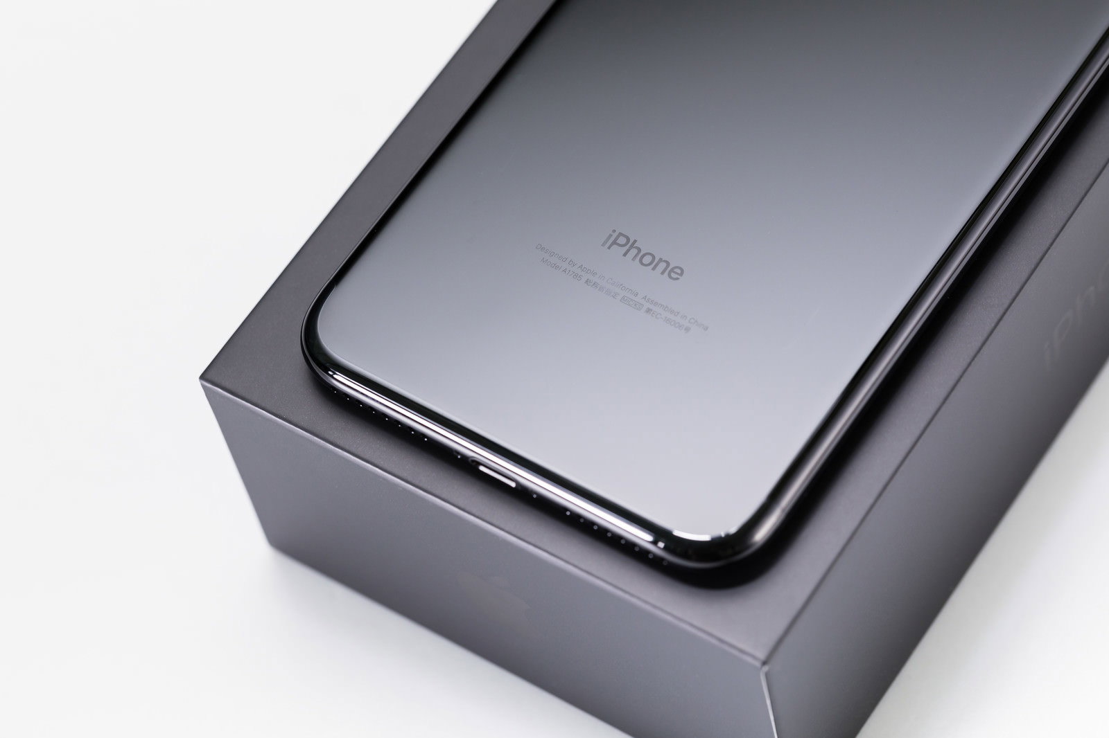 黒いiPhoneの背面と化粧箱
