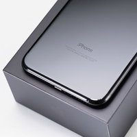 漆黒のスマートフォンに表記された「総務省指定」の刻印の写真