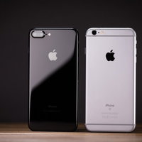 左は新型、右は旧型｜アンテナラインの有無で比較したスマホ2機種の写真