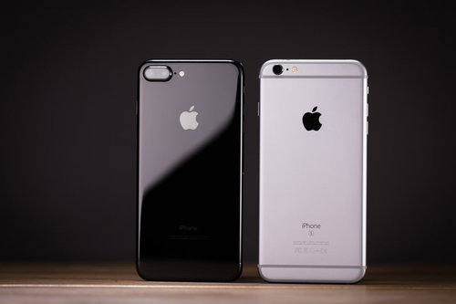 左は新型、右は旧型｜アンテナラインの有無で比較したスマホ2機種