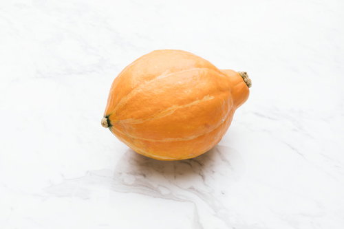 マーブル模様の白いまな板の上に置かれたコリンキー