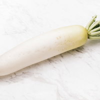 白い大根を上からスタイリング撮影した新鮮な根菜の写真