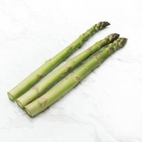 白いテーブルに並べたアスパラガスの3本と調理の写真