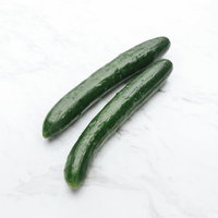 採れたてのきゅうり2本、白い大理石調の背景の写真