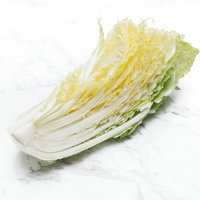 白菜の半カット - 新鮮な断面が映った野菜の食材の写真