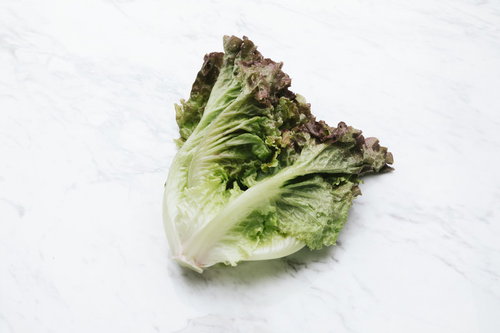 マーブル模様のテーブルに置かれたサニーレタス