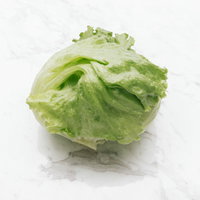 新鮮なレタスの玉をマーブル背景に置いた食材の写真