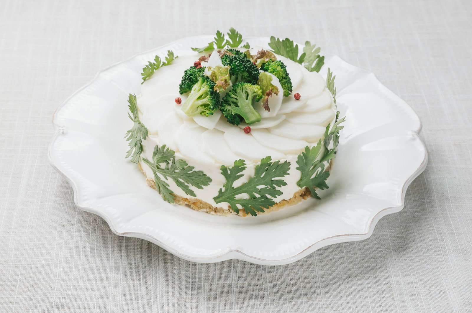 白いクリームの上にブロッコリーと緑の野菜、パセリで装飾したベジデコグリーンケーキ