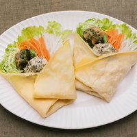 スイーツのようなサラダ高菜タルタルで食べる「ベジクレープ」の写真